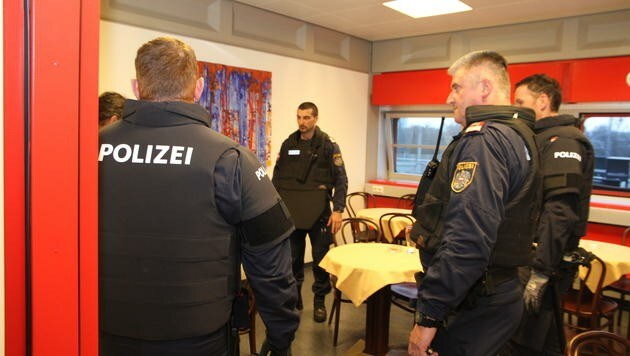 Vier Polizisten bewachten im ORF-Landesstudio den Störenfried, der sich in der Kantine aufhielt. (Bild: Christoph Gantner)