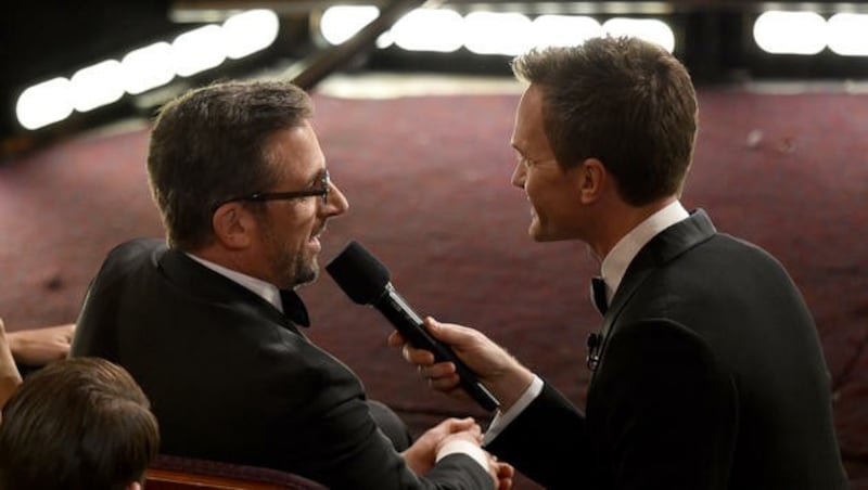 Neil Patrick Harris nimmt Steve Carell auf die Schaufel und fragt ihn, ob er ein Platzhalter sei. (Bild: AP)