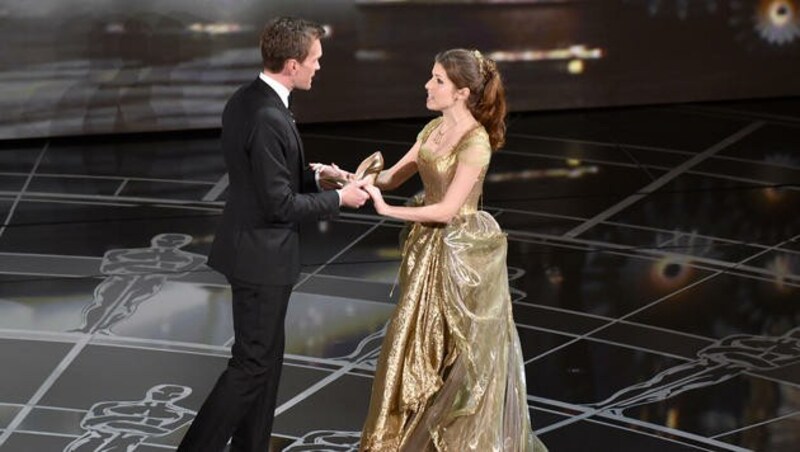 Neil Patrick Harris singt mit Anna Kendrick. (Bild: AP)