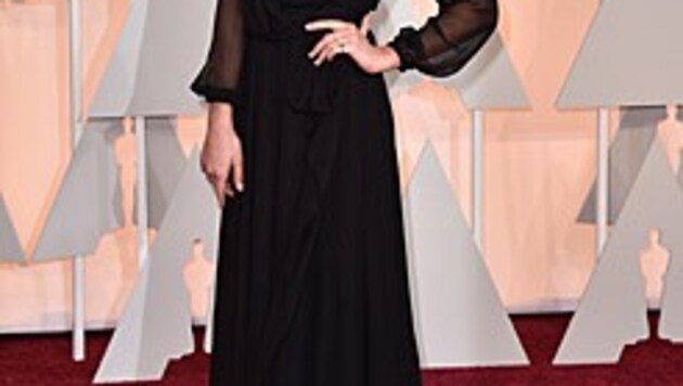 Margot Robbie gewährte mit ihrer schwarzen Robe tiefe Einblicke. (Bild: Jordan Strauss/Invision/AP)