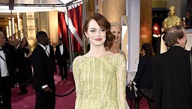 Emma Stone gewann keinen Oscar, kam aber trotzdem in einer goldenen Elie-Saab-Robe. (Bild: Chris Pizzello/Invision/AP)