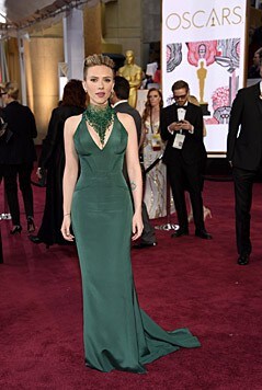 Scarlett Johansson zeigte in ihrer tannengrünen Robe von Atelier Versace viel Dekolleté. (Bild: Chris Pizzello/Invision/AP)