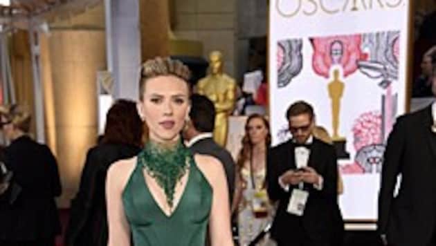 Scarlett Johansson zeigte in ihrer tannengrünen Robe von Atelier Versace viel Dekolleté. (Bild: Chris Pizzello/Invision/AP)