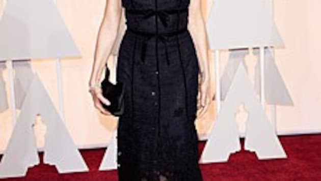 Sienna Miller setzte auf den Klassiker Schwarz von Oscar de la Renta. (Bild: AFP)