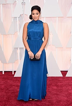 Gina Rodriguez in einer royalblauen Robe (Bild: AP)