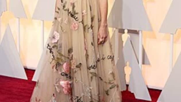 Keira Knightley hüllte ihren Babybauch in eine Valentino-Blüten-Robe. Das geht besser! (Bild: APA/EPA/MIKE NELSON)