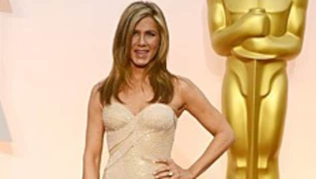 Jennifer Aniston wählte eine champagnerfarbene Robe von Atelier Versace. (Bild: APA/EPA/MIKE NELSON)