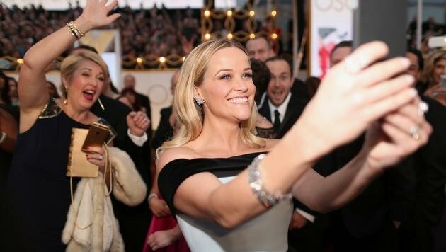 Reese Witherspoon knipst ein Selfie von sich. (Bild: AFP)
