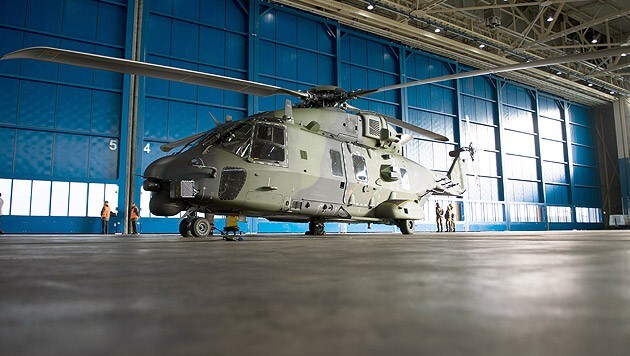 Ein Helikopter vom Typ NH90 in Köln. Vor der Anschaffung der Marinevariante MH90 wird jetzt gewarnt. (Bild: AP)