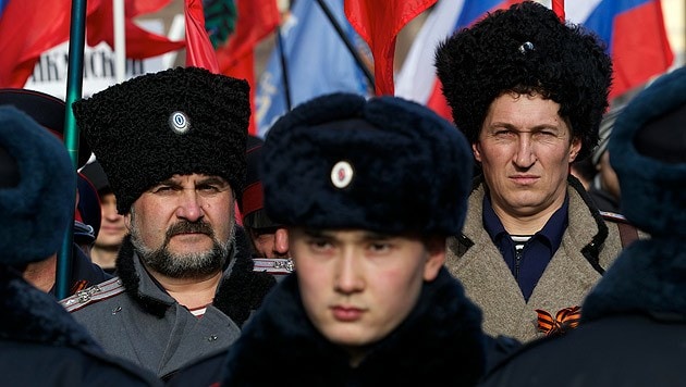 Als Kosaken verkleidete Demonstranten in Moskau (Bild: AP)