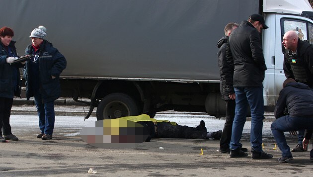 Ostukraine: Eine Explosion während eines Gedenkmarsches in Charkow forderte Tote und Verletzte. (Bild: AP)