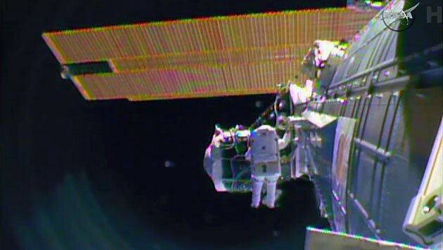 US-Astronaut Barry Wilmore bei seinem Außeneinsatz (Bild: NASA-TV)