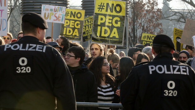 698 Polizisten waren bei der Pegida-Demo im Dienst. (Bild: APA/RUBRA)