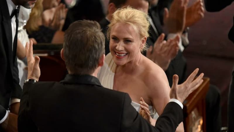 Ethan Hawke gratuliert Patricia Arquette zu ihrem Oscar. (Bild: AP)