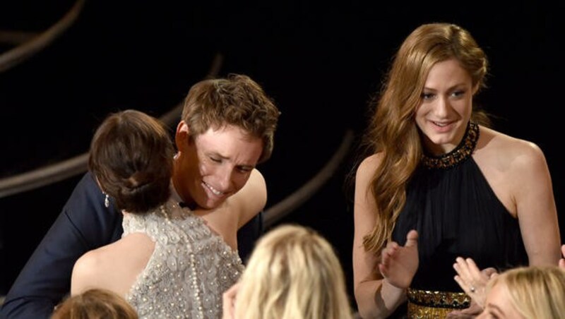 Felicity Jones umarmt Eddie Redmayne. (Bild: AP)