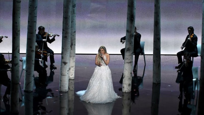 Lady Gaga präsentiert ein Medley der bekanntesten Melodien aus "Sound of Music". (Bild: AP)