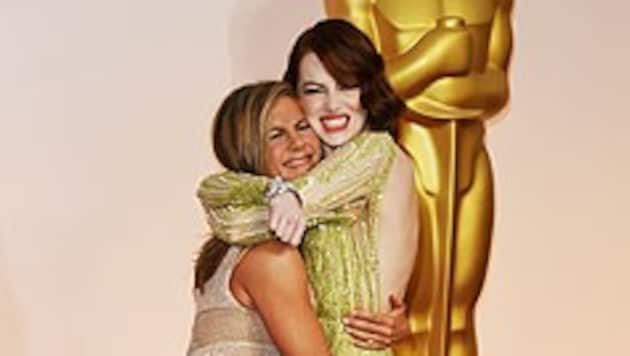 Jennifer Aniston umarmt Emma Stone. (Bild: AFP)