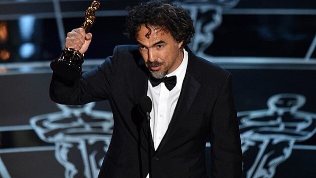 Alejandro G. Iñárritu darf den Goldjungen für die "Beste Regie" für "Birdman" mit nach Hause nehmen. (Bild: John Shearer/Invision/AP)