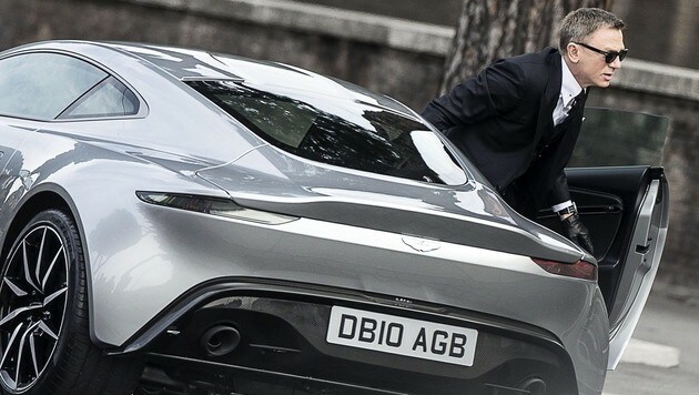 James Bond und sein Aston Martin beim "Spectre"-Dreh in Rom (Bild: APA/EPA/ANGELO CARCONI)