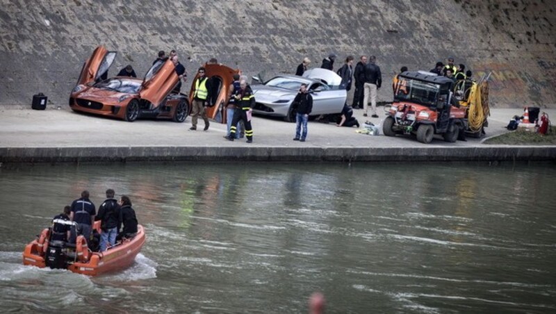 Die Bond-Crew bereitet die Luxus-Boliden für eine Action-Szene vor (Bild: APA/EPA/ANGELO CARCONI)