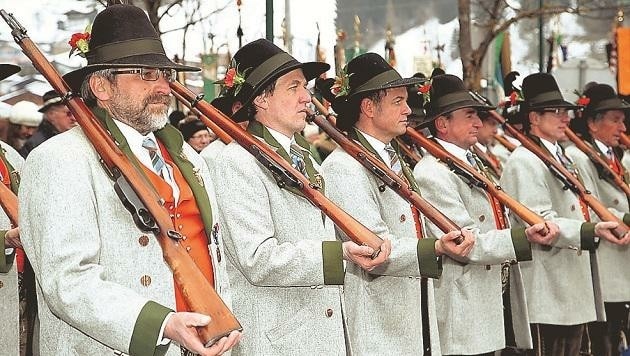 Die Feuerschützen organisierten am Ebener Dorfplatz das Wallnerfest mit 106 Schützenabordnungen. (Bild: Franz Neumayr)