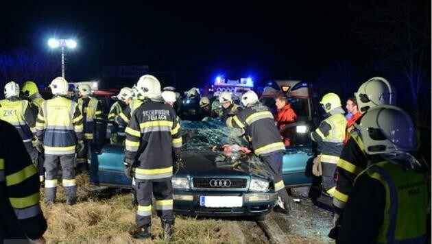 Der Villacher musste von der Feuerwehr aus dem Auto befreit werden. (Bild: HFW Villach)