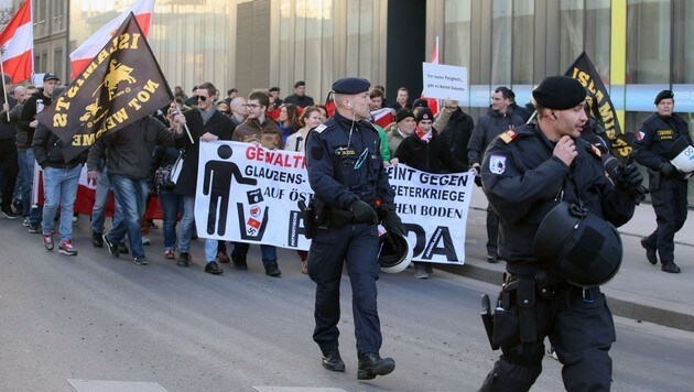 Ein Großaufgebot der Polizei war beim Pegida-"Spaziergang" in Linz im Einsatz. (Bild: APA/RUBRA)
