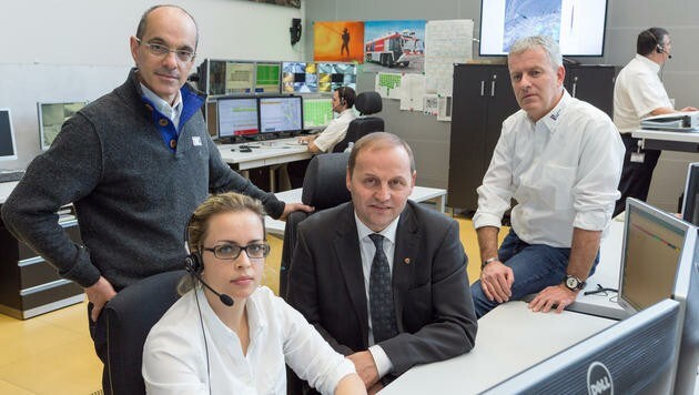 LHStv. Geisler (Mitte) mit der interimistischen Führung der Leitstelle sowie einer Mitarbeiterin. (Bild: Leitstelle Tirol)