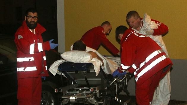 Rotkreuz-Kräfte versorgten das lebensgefährlich verletzte Opfer, brachte es ins Krankenhaus. (Bild: Helmut Klein)