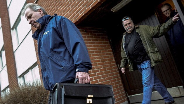 Polizisten verlassen das Haus, in dem die Schwedinnen jahrelang eingesperrt waren. (Bild: APA/EPA/JOHAN NILSSON)