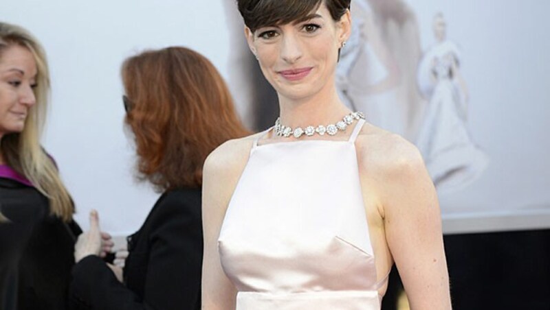 Anne Hathaway gewann zwar den Oscar, in die Schlagzeilen schafften es aber nur ihre Nippel. (Bild: MIKE NELSON/EPA/picturedesk.com)