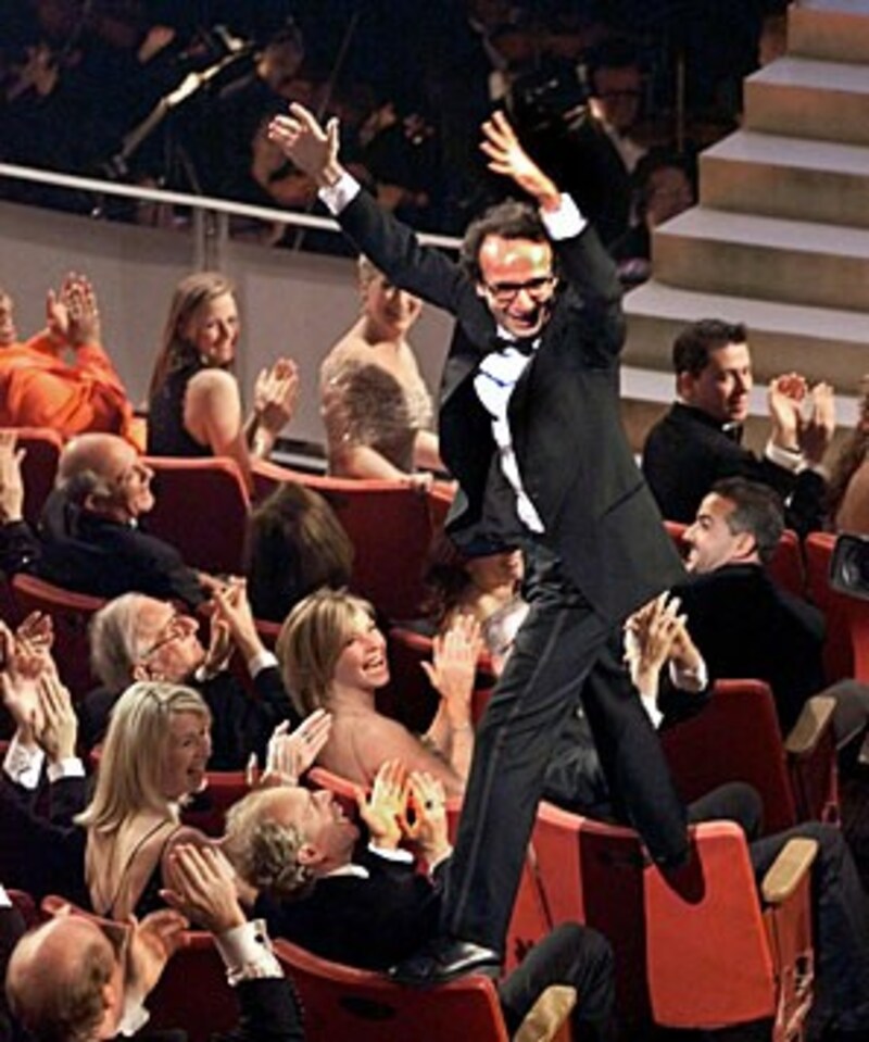 Unvergessen ist die unbeschreibliche Oscar-Freude von Roberto Benigni. (Bild: AP)