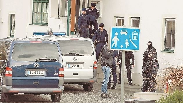 Die Polizei bei einem Lokalaugenschein nach einer schrecklichen Bluttat in Saalfelden (Bild: Franz Neumayr/MMV)