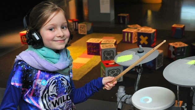 Die neunjährige Valentina aus Puchenau experimentiert im Ars Electronica Center in Linz. (Bild: Horst Einöder)