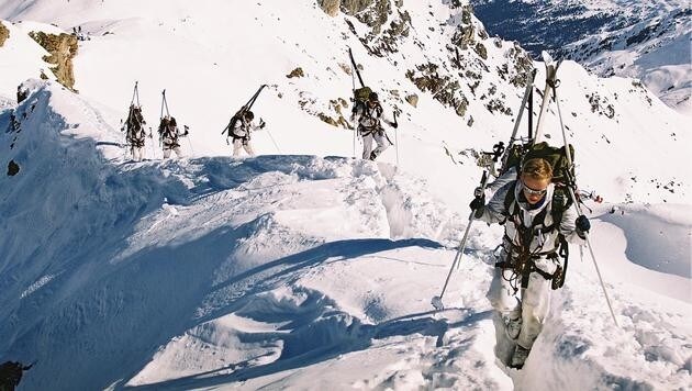 Auf dem Pfad über schwierige Grate geht es für die 18 Alpintruppen nur zu Fuß weiter. (Bild: Siegfried Schwaerzler)
