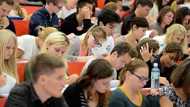 Students in a lecture (Bild: APA/Helmut Fohringer)