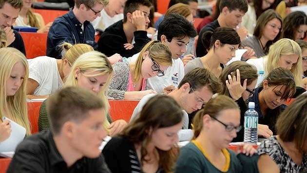 Studierende in einer Vorlesung (Bild: APA/Helmut Fohringer)