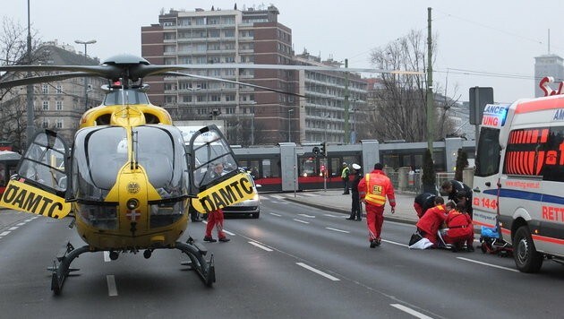 Der ÖAMTC-Rettungshelikopter war am Schwedenplatz vor Ort. (Bild: ÖAMTC)