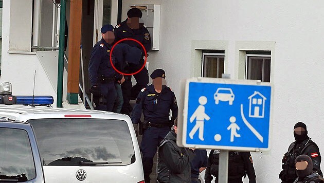 Der Beschuldigte bei der Tatortbegehung (Bild: Neumayr/MMV)