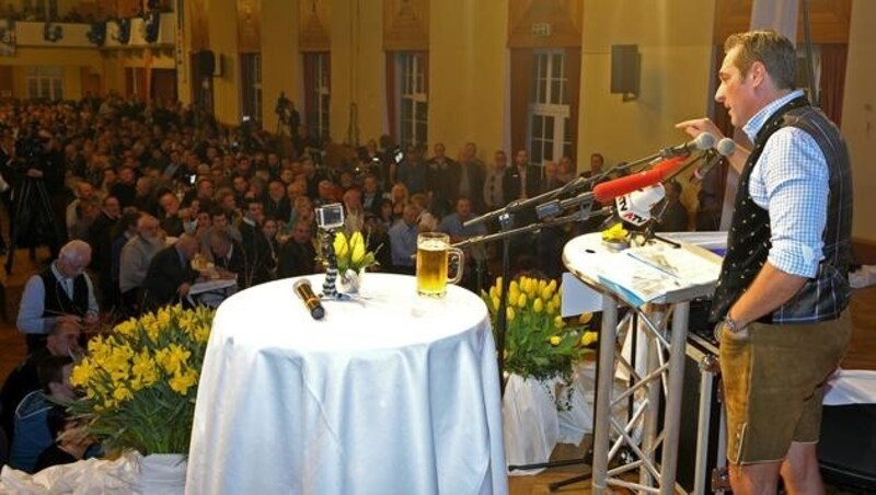 Strache vor rund 1.800 Besuchern am politischen Aschermittwoch in Ried im Innkreis (Bild: APA/Manfred Fesl)