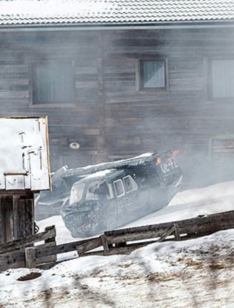 Bond-Darsteller Daniel Craig (im Flugzeug sitzend) bei den "Spectre"-Dreharbeiten in Osttirol. (Bild: APA/EXPA/JOHANN GRODER)