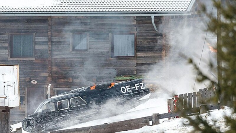 Bond-Darsteller Daniel Craig (im Flugzeug sitzend) bei den "Spectre"-Dreharbeiten in Osttirol. (Bild: APA/EXPA/JOHANN GRODER)