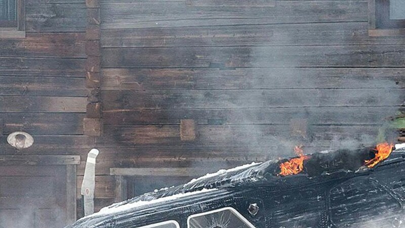 Das brennende Flugzeug bei den "Spectre"-Dreharbeiten in Osttirol. (Bild: APA/EXPA/JOHANN GRODER)