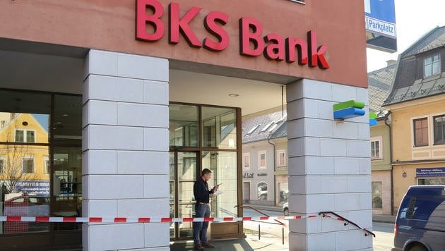 Nach dem Überfall auf die BKS-Filiale in Klagenfurt ist der Täter weiter auf der Flucht (Bild: Evelyn Hronek)