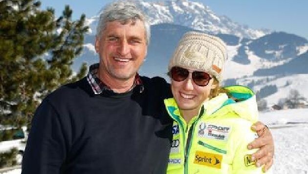 Slalom-Weltmeisterin Mikaela Shiffrin (re.) trainiert in Peter Hörls Skigebiet in Hinterreit. (Bild: Gerhard Schiel)