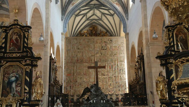 Im Gurker Dom verhüllt Österreichs größtes Fastentuch den Altar. (Bild: Uta Rojsek-Wiedergut)