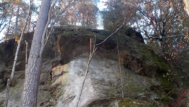 Über diese Felskante stürzte der Bub rund zwölf Meter in die Tiefe. (Bild: Alexander Schwab)