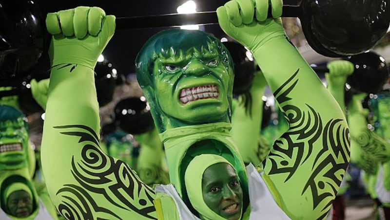 Der unglaubliche Hulk fand ebenfalls seinen Weg ins Sambodromo. (Bild: AP)