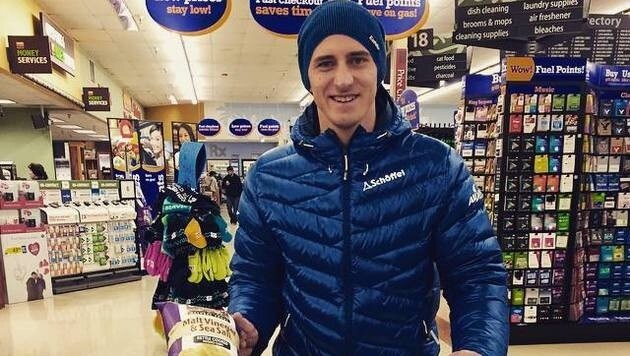 Matthias Mayer im Supermarkt: Er kauft für seinen Fanklub ein - sehr vorbildlich! (Bild: facebook.com/Matthias Mayer)