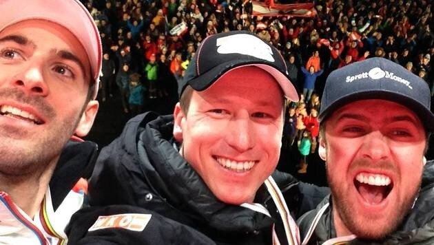 Selfie der Champions: Hannes Reichelt, Dustin Cook und Adrien Theaux (Bild: facebook.com/Hannes Reichelt)